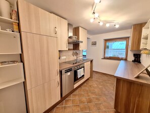 Fridge, oven, stovetop, dishwasher