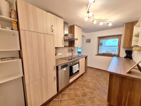Fridge, oven, stovetop, dishwasher - Lattengebirge 1-4 Personen, 65qm, SZ, WZ, Du/wc, Terrasse (Bischofswiesen)