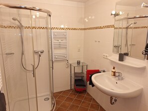 Shower, hair dryer, towels - Lattengebirge 1-4 Personen, 65qm, SZ, WZ, Du/wc, Terrasse (Bischofswiesen)