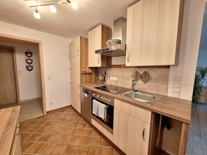 Kühlschrank, Ofen, Herdplatte, Geschirrspüler