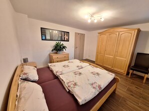 1 bedroom, bed sheets