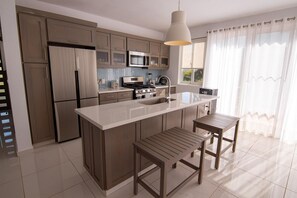 Réfrigérateur, vaisselle et ustensiles, table de salle à manger