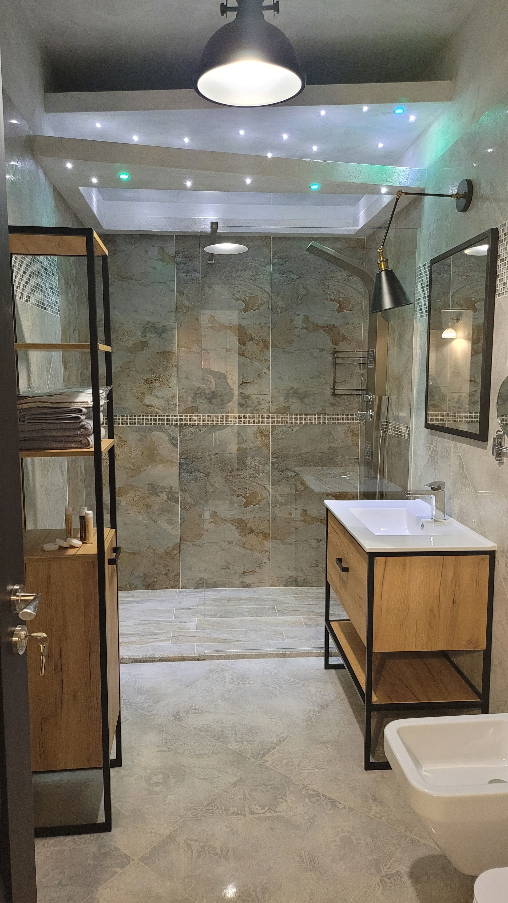 panoramic penthouse | bathroom | slippers