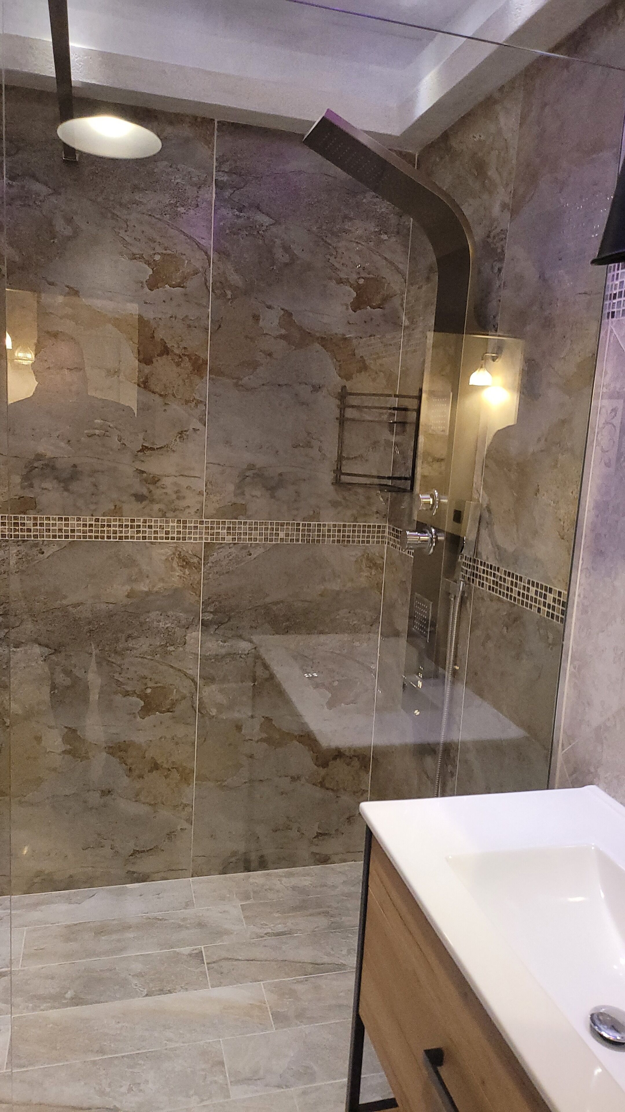 panoramic penthouse | bathroom | slippers