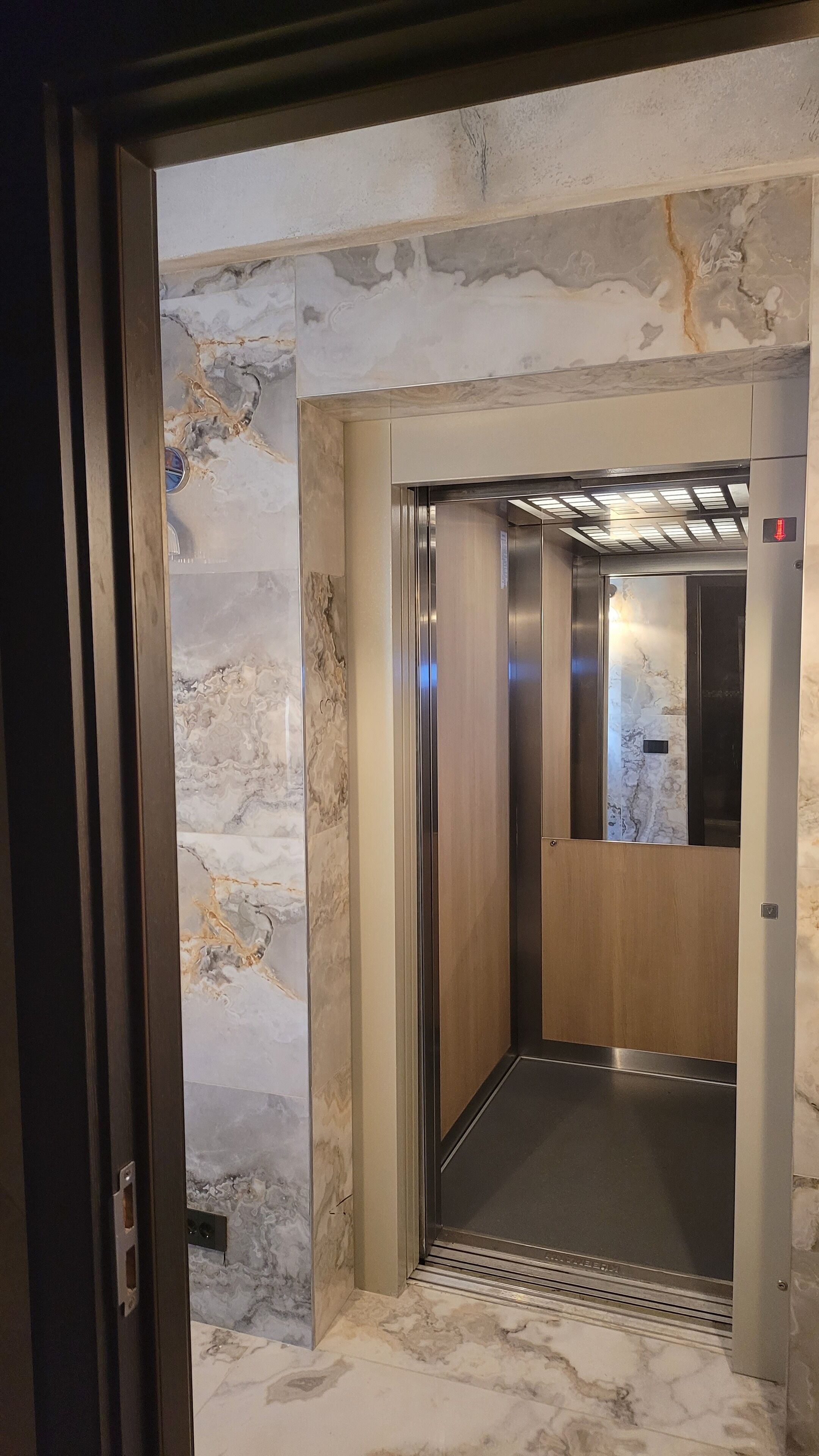 panoramic penthouse | bathroom | slippers