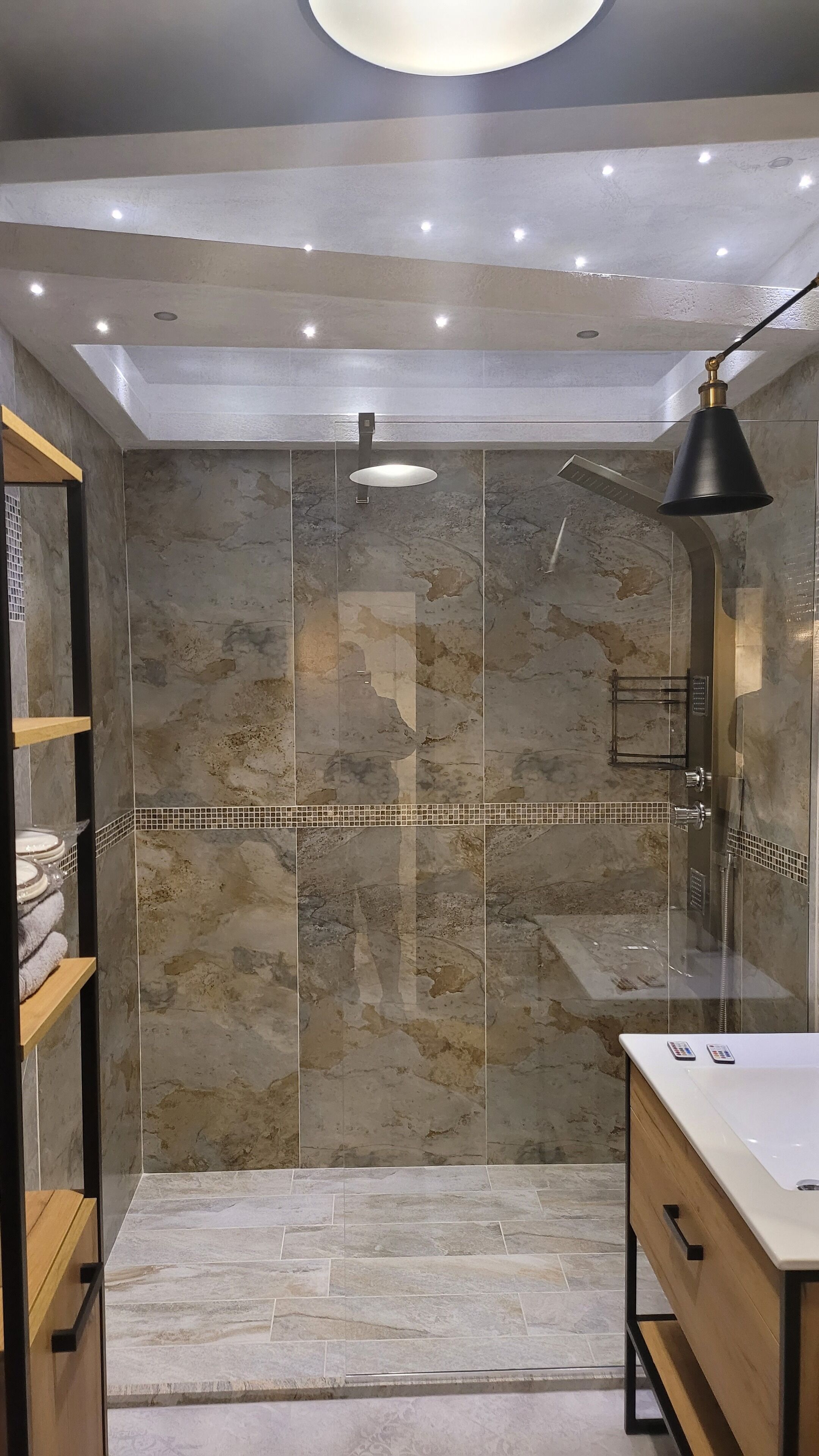 panoramic penthouse | bathroom | slippers