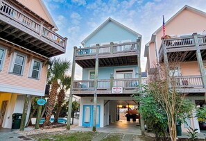 Exterior - Wicked Smaaht - Cool Off with Pool Access (Surf City)