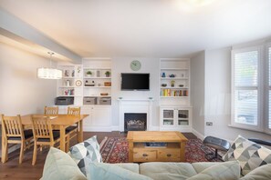 Apartamento (2 Bedrooms) | Zona de estar | Una televisión