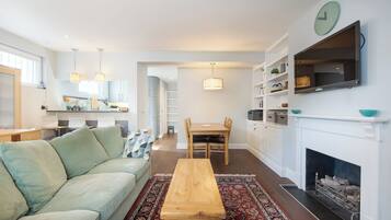 Apartment (2 Bedrooms) | Front of property