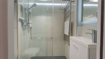 Apartment (2 Bedrooms) | Bathroom | Free toiletries, hair dryer, towels, soap