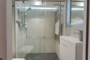 アパートメント (2 Bedrooms) | バスルーム | バスアメニティ (無料)、ヘアドライヤー、タオル、石鹸