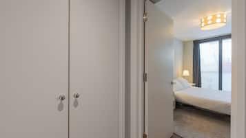 Apartment (2 Bedrooms) | 2 bedrooms, premium bedding, desk, laptop workspace