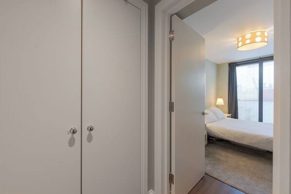 Apartment (2 Bedrooms) | 2 bedrooms, premium bedding, desk, laptop workspace