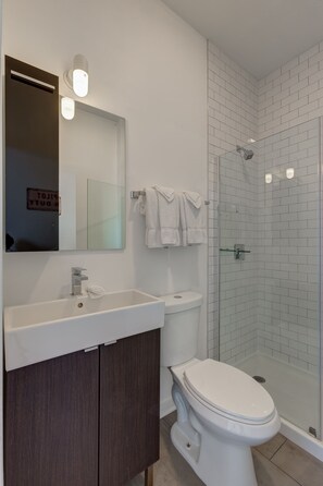 Room | Bathroom | Towels, shampoo - Hot Property Near The Hot West Loop - 747 Lofts Cabin 103 by RedAwning (Chicago)