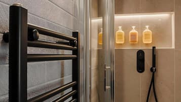 تجهيزات دش، دُش غزير، مستلزمات فاخرة للعناية الشخصية، مجففات شعر