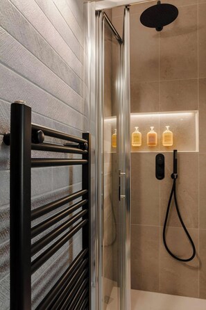 Dusj, regndusjhode, designertoalettartikler og hårføner