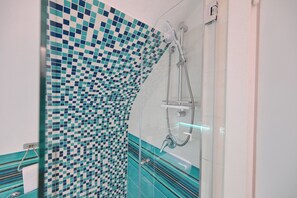 Douche, sèche-cheveux, serviettes fournies, savon