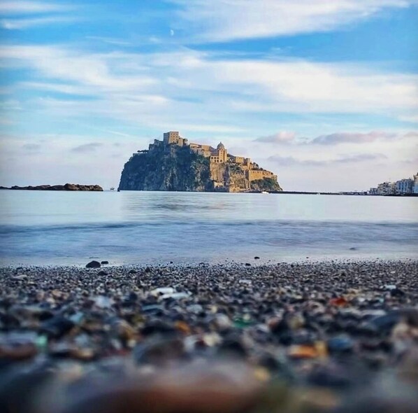 Sulla spiaggia, lettini da mare, teli da spiaggia