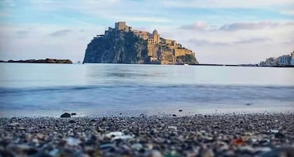 Beach House Ischia – Seafront, Castle & Sea Views - Central Location -