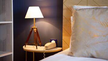 Standaard tweepersoonskamer | Pillowtop-bedden, individueel gemeubileerd, verduisterende gordijnen