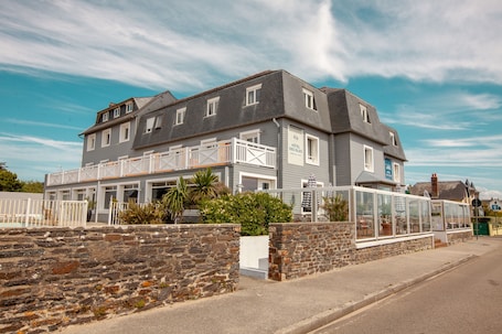 Fachada de la propiedad. Hôtel Des Isles