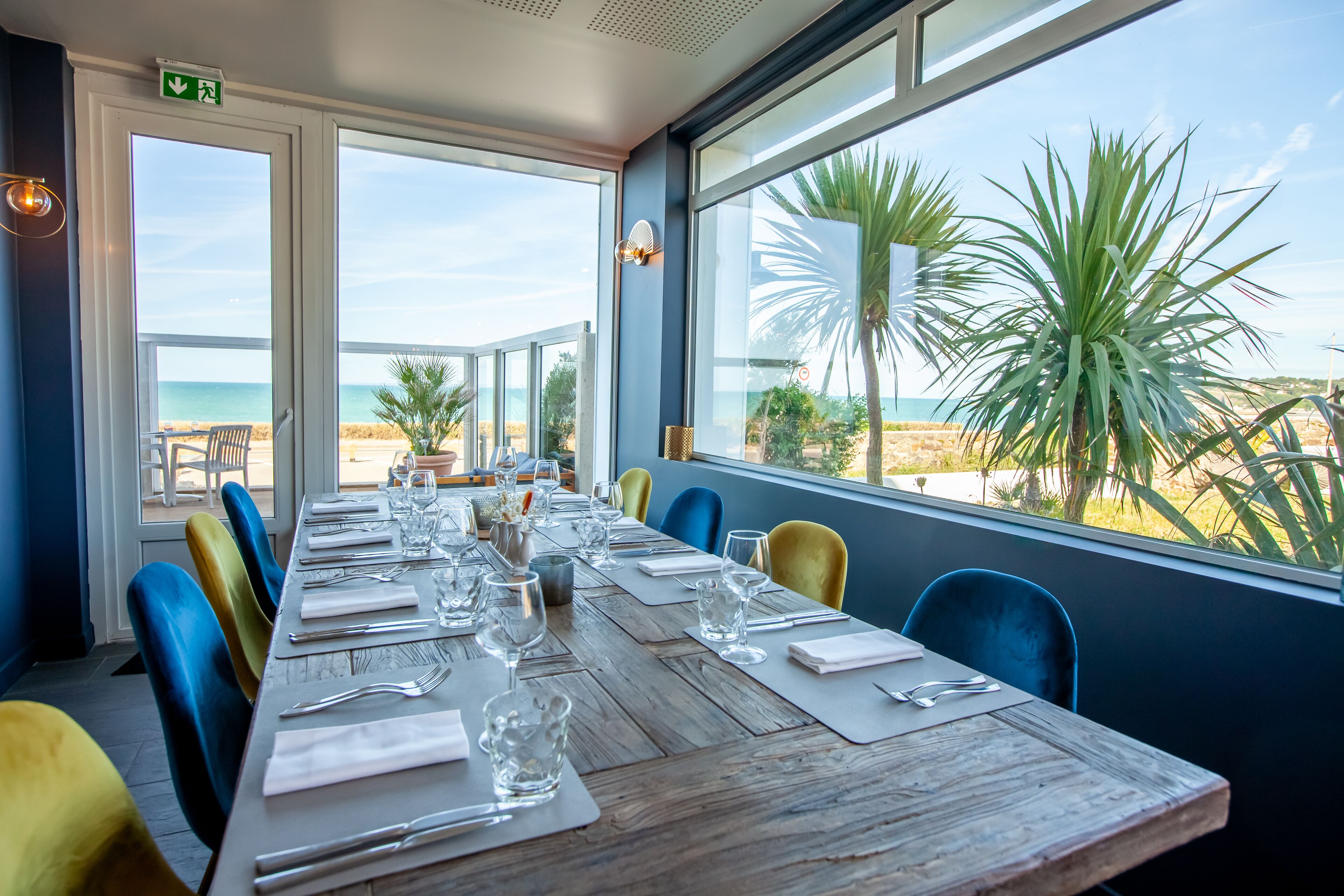 Serveert lunch, diner, regionale gerechten, stranduitzicht 