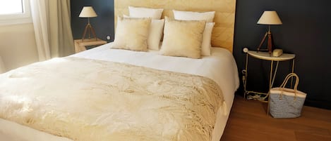 Firemannsrom – familie | Senger med overmadrass, individuelt innredet og blendingsgardiner