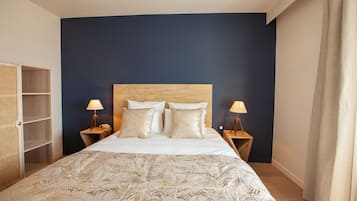 Standard dubbelrum | BÀddmadrasser, unika möbler och mörklÀggningsgardiner