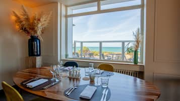 Mittagessen, Abendessen, regionale Küche, Blick auf den Strand