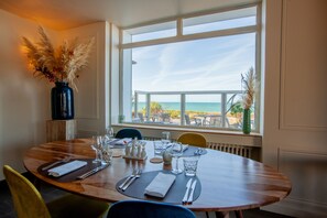 Mittagessen, Abendessen, regionale Küche, Blick auf den Strand 