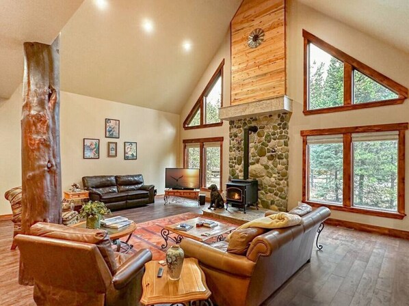 Smart TV, fireplace, video games - Beautiful 4 Bedroom Cabin. Near Cascade Lake! (Donnelly)