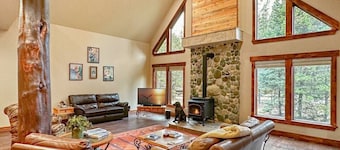 Beautiful 4 Bedroom Cabin. Near Cascade Lake!