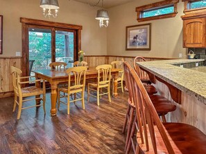 Dining - Beautiful 4 Bedroom Cabin. Near Cascade Lake! (Donnelly)