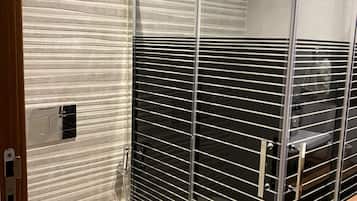 Een douche, een haardroger, handdoeken, toiletpapier