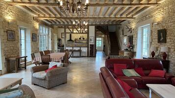 Télévision, baby-foot, table de tennis de table, livres