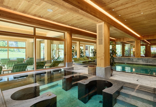 3 piscinas cubiertas, una piscina al aire libre