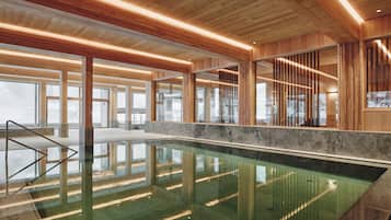 3 kolam renang indoor dan kolam renang outdoor