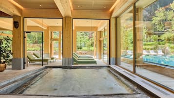 3 binnenzwembaden, een buitenzwembad