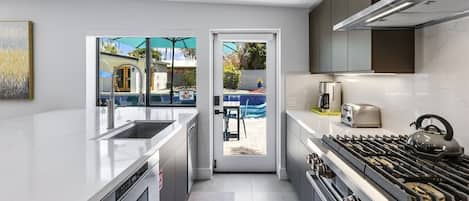 Refrigerador, microondas, horno, placa de cocina