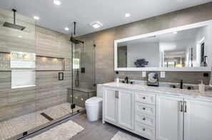 Vasca, asciugacapelli, asciugamani, sapone