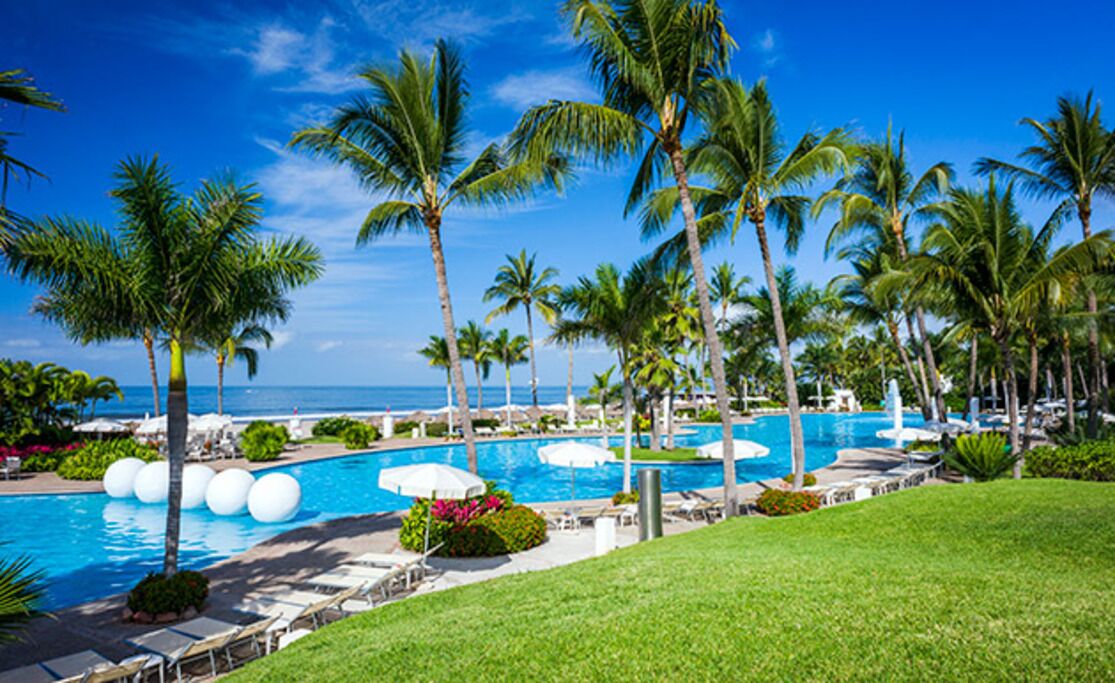 Een binnenzwembad en een buitenzwembad