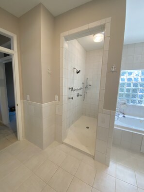Combined shower/bathtub