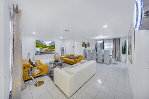 Smart-TV, Bücher, Stereoanlage