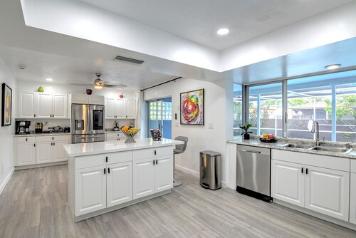 New Modern Retreat with King Bed /Heated Pool/ Grill/ only 8 miles to Beach!!!!