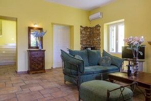 TV, fireplace, DVD player, stereo - Villa Charchala - Peaceful location,3minutes walking from the centre of Kassiopi (Κασσιόπη)