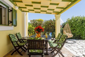 Outdoor dining - Villa Charchala - Peaceful location,3minutes walking from the centre of Kassiopi (Κασσιόπη)