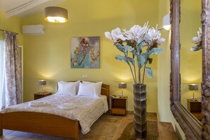 5 bedrooms, in-room safe, iron/ironing board, travel cot - Villa Charchala - Peaceful location,3minutes walking from the centre of Kassiopi (Κασσιόπη)