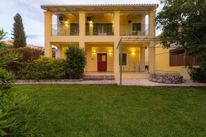 Exterior - Villa Charchala - Peaceful location,3minutes walking from the centre of Kassiopi (Κασσιόπη)