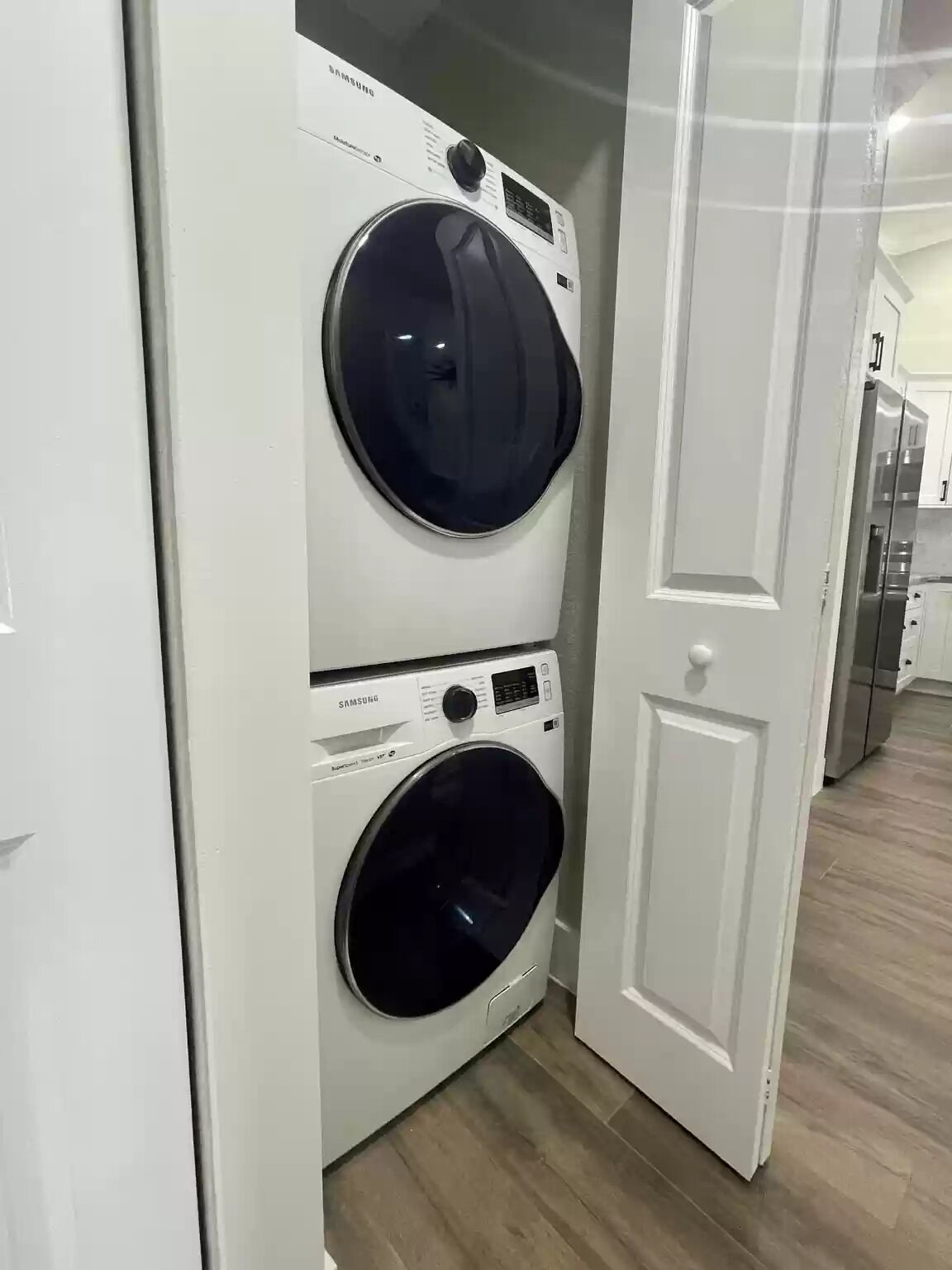 Una sala de lavandería con dos lavadoras Samsung de carga frontal.