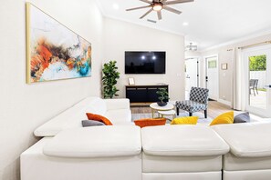 Smart TV, books - Alluring Luxury Oasis: Modern Comfort and Relaxation (Wellington)